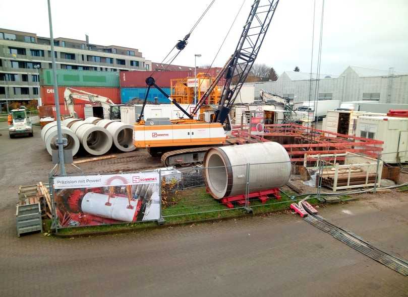 Abb. 4: Überblick über die Vortriebsbaustelle, im Bildhintergrund: Lärmschutzwand aus gestapelten Überseecontainern vor der angrenzenden Wohnbebauung | Foto: De la Motte Abb. 4: Überblick über die Vortriebsbaustelle, im Bildhintergrund: Lärmschutzwand aus gestapelten Überseecontainern vor der angrenzenden Wohnbebauung | Foto: De la Motte