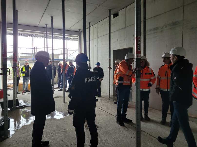 Die Vorführung des Markierungsroboters auf der Baustelle des neuen Polizeireviers in Bremerhaven musste wegen starken Regens ins Innere verlegt werden. | Foto: B_I/bb Die Vorführung des Markierungsroboters auf der Baustelle des neuen Polizeireviers in Bremerhaven musste wegen starken Regens ins Innere verlegt werden. | Foto: B_I/bb