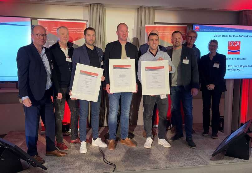Nahmen die Urkunden zum 25-jährigen DCA-Jubiläum entgegen: Philipp Dick (Moll-prd), Steffen Beermann (Beermann Bohrtechnik) und Simon Herrenknecht (Herrenknecht). | Foto: DCA Nahmen die Urkunden zum 25-jährigen DCA-Jubiläum entgegen: Philipp Dick (Moll-prd), Steffen Beermann (Beermann Bohrtechnik) und Simon Herrenknecht (Herrenknecht). | Foto: DCA