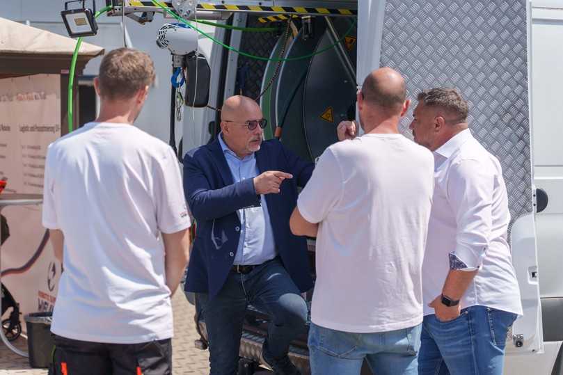 Zahlreiche Branchenexperten trafen sich an der ersten Pipetronics-Hausmesse. Hier im Gespräch mit GF Markus Brechwald. | Foto: Pipetronics Zahlreiche Branchenexperten trafen sich an der ersten Pipetronics-Hausmesse. Hier im Gespräch mit GF Markus Brechwald. | Foto: Pipetronics