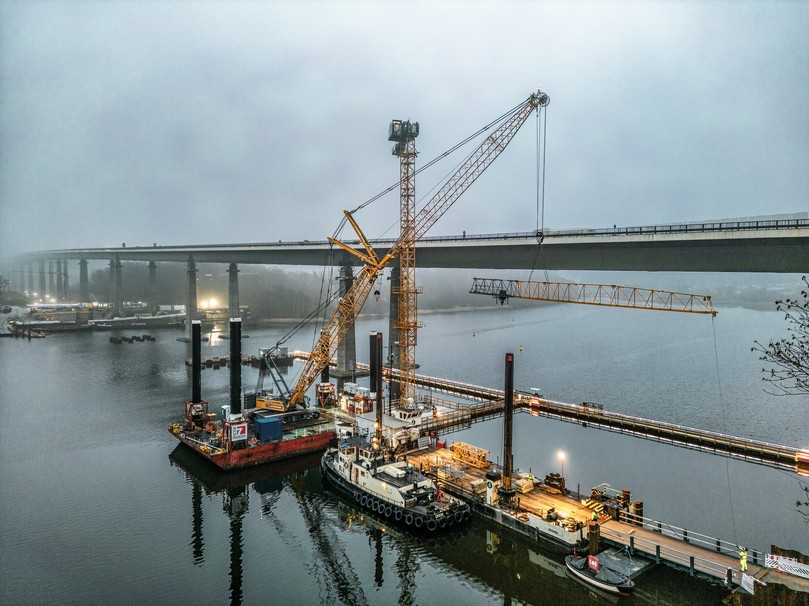 Montage im Wasser: Der erste Kran für den Ersatzneubau wurde auf der neuen Pfahlkopfplatte des ersten Brückenpfeilers montiert. | Foto: Liebherr Montage im Wasser: Der erste Kran für den Ersatzneubau wurde auf der neuen Pfahlkopfplatte des ersten Brückenpfeilers montiert. | Foto: Liebherr