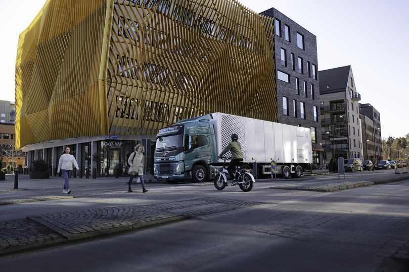 Nach Unfällen mit E-Lkw der Volvo Gruppe können sich Ersthelfer jetzt per Sicherheits-App über das richtige Vorgehen zur Rettung von Menschenleben informieren. | Foto: Volvo Trucks Nach Unfällen mit E-Lkw der Volvo Gruppe können sich Ersthelfer jetzt per Sicherheits-App über das richtige Vorgehen zur Rettung von Menschenleben informieren. | Foto: Volvo Trucks