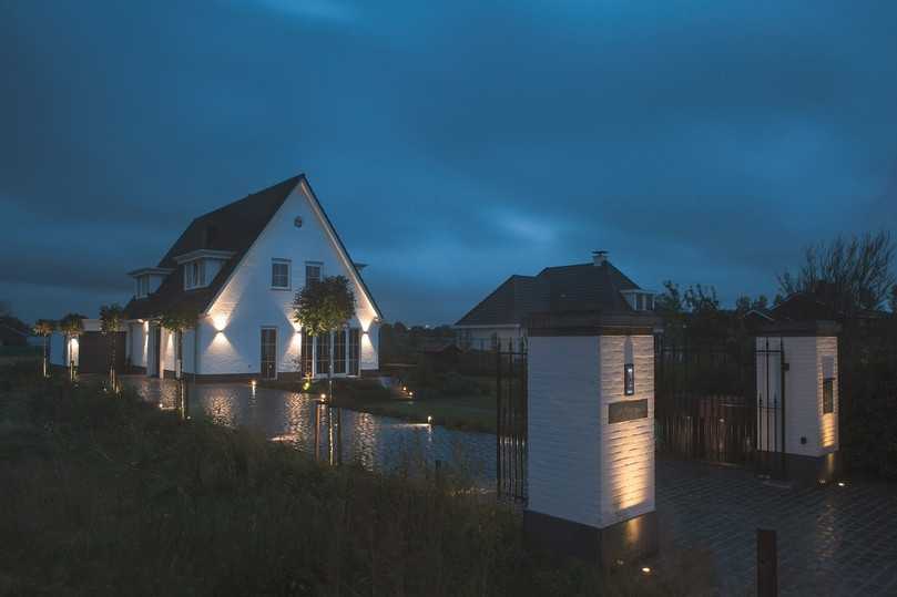 Beispiel einer blendfreien Beleuchtung von Haus und Einfahrt. | Foto: in-lite Beispiel einer blendfreien Beleuchtung von Haus und Einfahrt. | Foto: in-lite