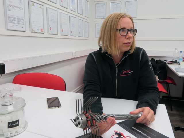 „Anfangs waren die Werkzeuge zu groß, um in Gebäuden für die Inhouse-Sanierung eingesetzt werden zu können. Daher haben wir kleinere entwickelt und kleine Nennweiten ab DN 50 konnten saniert werden“, beschreibt Katja Lindy-Wilkinson, CEO der Firma Picote. „Anfangs waren die Werkzeuge zu groß, um in Gebäuden für die Inhouse-Sanierung eingesetzt werden zu können. Daher haben wir kleinere entwickelt und kleine Nennweiten ab DN 50 konnten saniert werden“, beschreibt Katja Lindy-Wilkinson, CEO der Firma Picote.