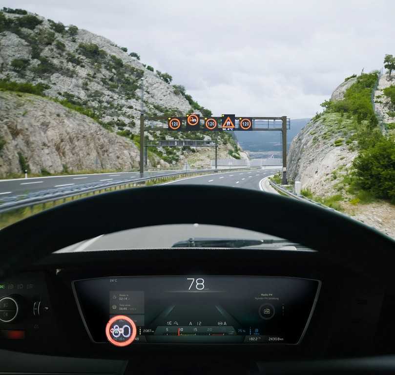 Bei Tempoüberschreitung warnt der intelligente Geschwindigkeitsassistent den Fahrer. | Foto: Volvo Trucks Bei Tempoüberschreitung warnt der intelligente Geschwindigkeitsassistent den Fahrer. | Foto: Volvo Trucks