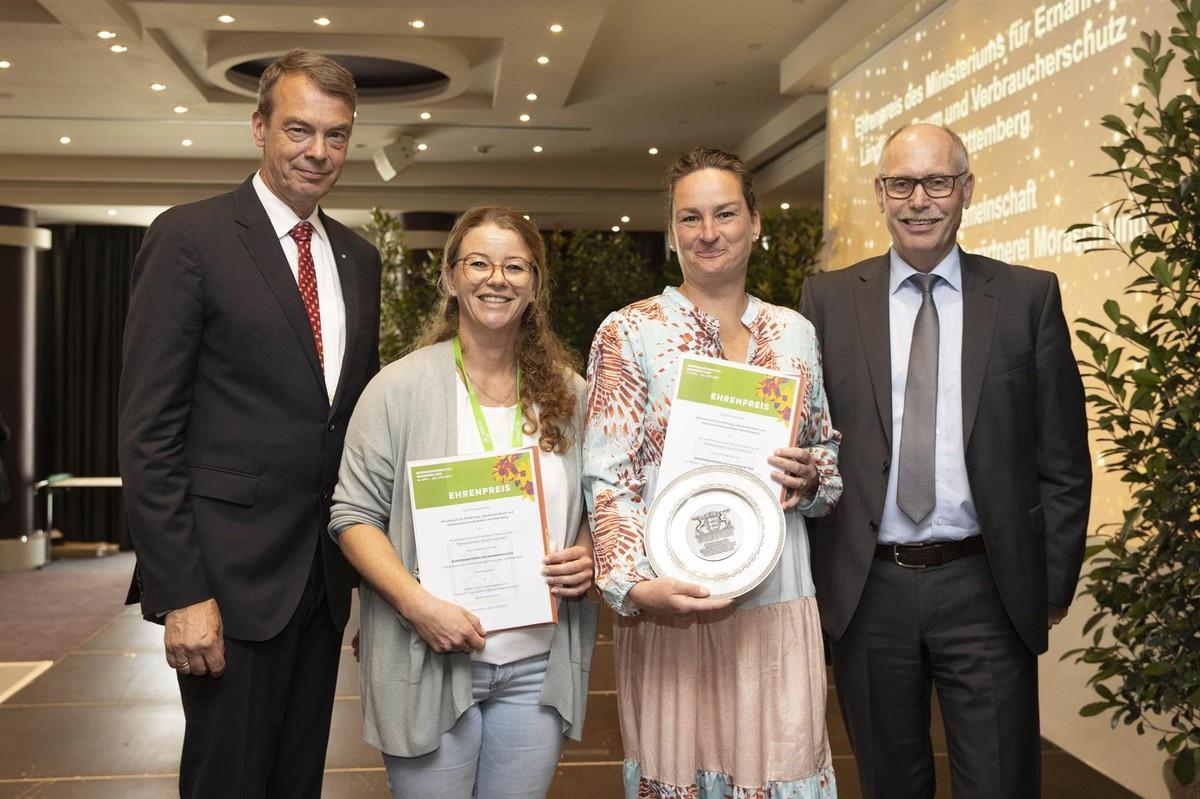 „Ehrenpreis“: Die Ausstellergemeinschaft Friedhof- und Landschaftsgärtnerei Morasch und Kuld Haus und Garten erhielt für ihren Garten „Aus Alt mach Neu“ den „Ehrenpreis“ des Ministeriums für Ernährung, Ländlichen Raum und Verbraucherschutz des Landes Baden-Württemberg: Lutze von Wurmb (links) mit Ministerialdirigent Dr. Konrad Rühl (rechts) sowie die Preisträgerinnen, Inhaberin Daniela Grünwald (2. v. rechts) und Verena Morasch. | Foto: Bernhard Kreutzer/BGL