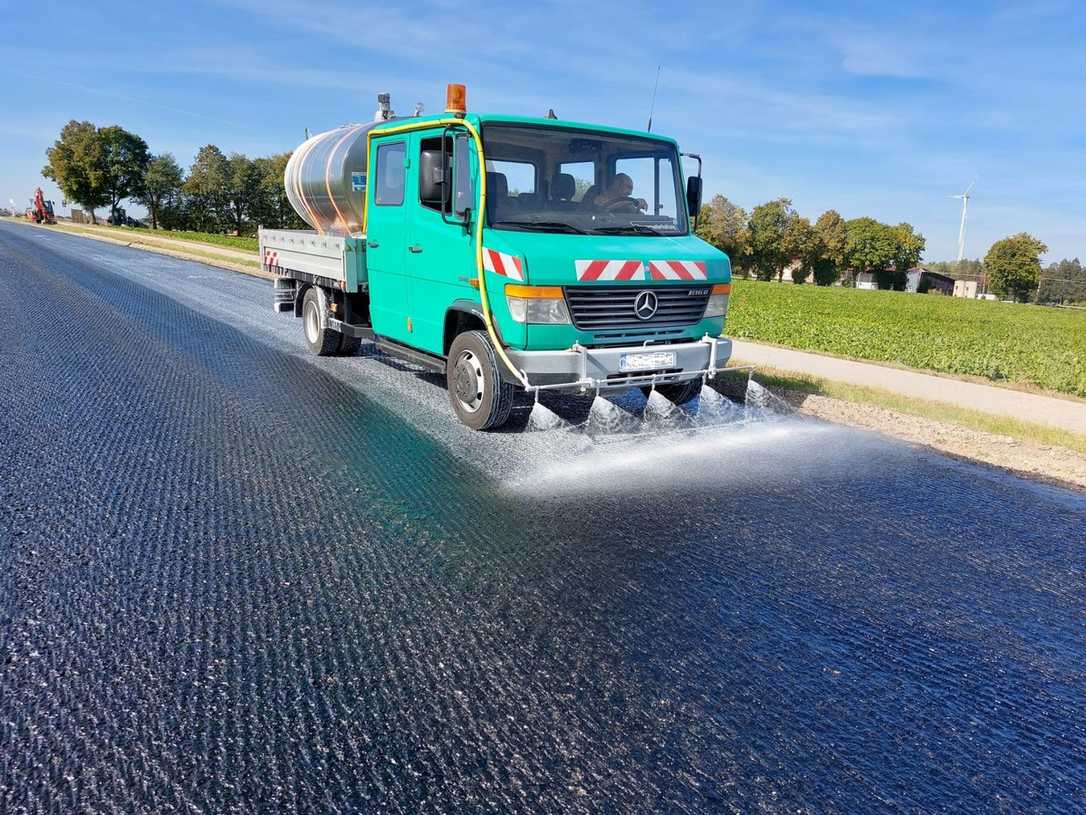 Asphaltbau bei Hitze: Kalkmilch verbessert den Schichtenverbund Asphaltbau bei Hitze: Kalkmilch verbessert den Schichtenverbund