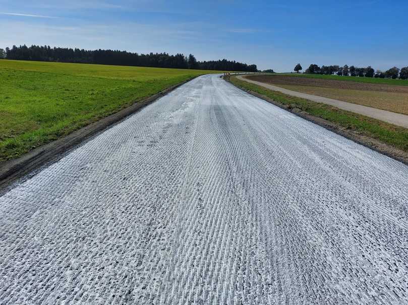 Nach dem Ansprühen mit "BiKaTeck-K" kann die Fläche sofort wieder befahren werden. | Foto: Bikatech Nach dem Ansprühen mit "BiKaTeck-K" kann die Fläche sofort wieder befahren werden. | Foto: Bikatech