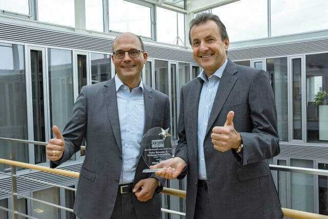 Ihre Ideen und Engagement für die Digitalisierung des Mietgeschäfts haben ihnen in diesem Jahr den Preis ‚Rental person of the year‘ eingebracht: Wolfgang Hahnenberg (links) und Peter Schrader, Geschäftsführer der Zeppelin Rental GmbH & Co. KG. | Foto: Zeppelin Rental Ihre Ideen und Engagement für die Digitalisierung des Mietgeschäfts haben ihnen in diesem Jahr den Preis ‚Rental person of the year‘ eingebracht: Wolfgang Hahnenberg (links) und Peter Schrader, Geschäftsführer der Zeppelin Rental GmbH & Co. KG. | Foto: Zeppelin Rental