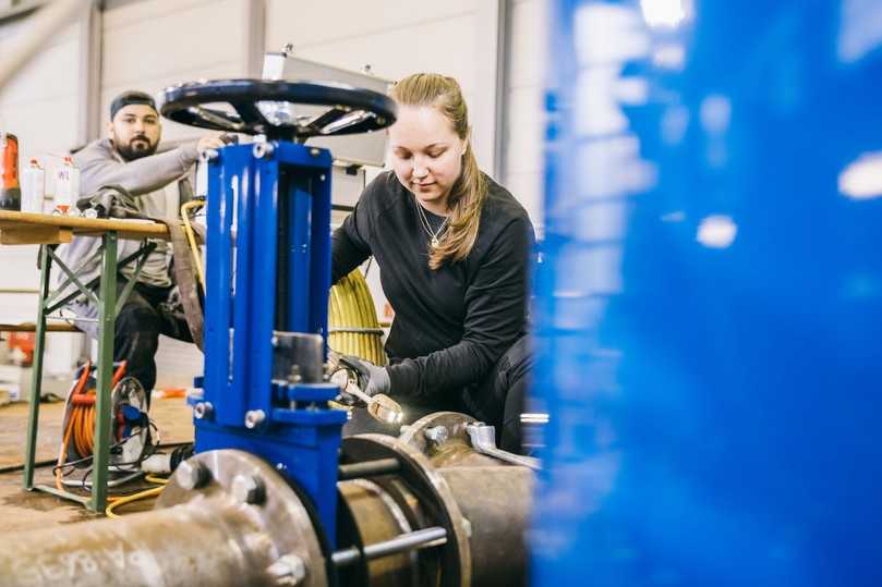 Optische Inspektion der sanierten Abwasserdruckleitungen im IKT-Großversuchsstand | Foto: IKT Optische Inspektion der sanierten Abwasserdruckleitungen im IKT-Großversuchsstand | Foto: IKT