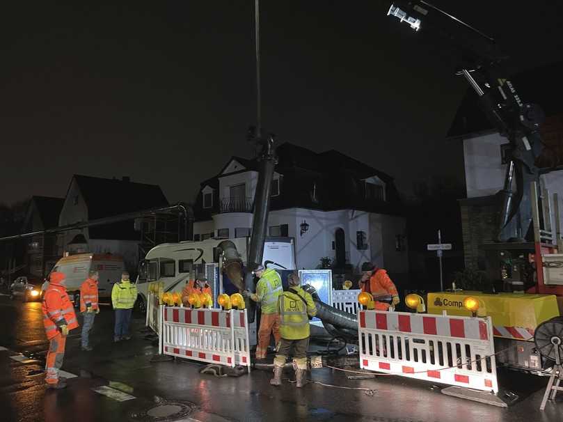 In Teamarbeit wurde hier die Abwasserüberleitung an der Kreuzung Gierather Straße und Schlodderdicher Weg in Bergisch Gladbach aufgebaut. | Foto: Janßen Umwelttechnik In Teamarbeit wurde hier die Abwasserüberleitung an der Kreuzung Gierather Straße und Schlodderdicher Weg in Bergisch Gladbach aufgebaut. | Foto: Janßen Umwelttechnik