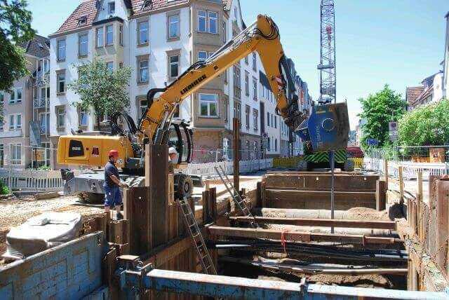 Mit dem Schlauch an der Auslauföffnung lässt sich der Flüssigboden kontrolliert und zielgenau einbauen. Mit dem Schlauch an der Auslauföffnung lässt sich der Flüssigboden kontrolliert und zielgenau einbauen.