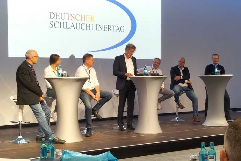 Die Teilnehmer der ersten Podiumsdiskussion (v.l.): Dipl.-Ing. Roland Wacker (Ingenieurbüro Wacker), B.Sc. Michelle Peeck (Siebert+Knipschild), Dipl.-Ing. Christoph Bretschneider, Moderator Artur zu Eulenburg, M.Eng. Markus Dohmann (Stadt Backnang), Daniel Will (Impreg), Dipl.-Ing. Volker Neubert (Aarsleff) | Foto: B_I/Valdix Die Teilnehmer der ersten Podiumsdiskussion (v.l.): Dipl.-Ing. Roland Wacker (Ingenieurbüro Wacker), B.Sc. Michelle Peeck (Siebert+Knipschild), Dipl.-Ing. Christoph Bretschneider, Moderator Artur zu Eulenburg, M.Eng. Markus Dohmann (Stadt Backnang), Daniel Will (Impreg), Dipl.-Ing. Volker Neubert (Aarsleff) | Foto: B_I/Valdix