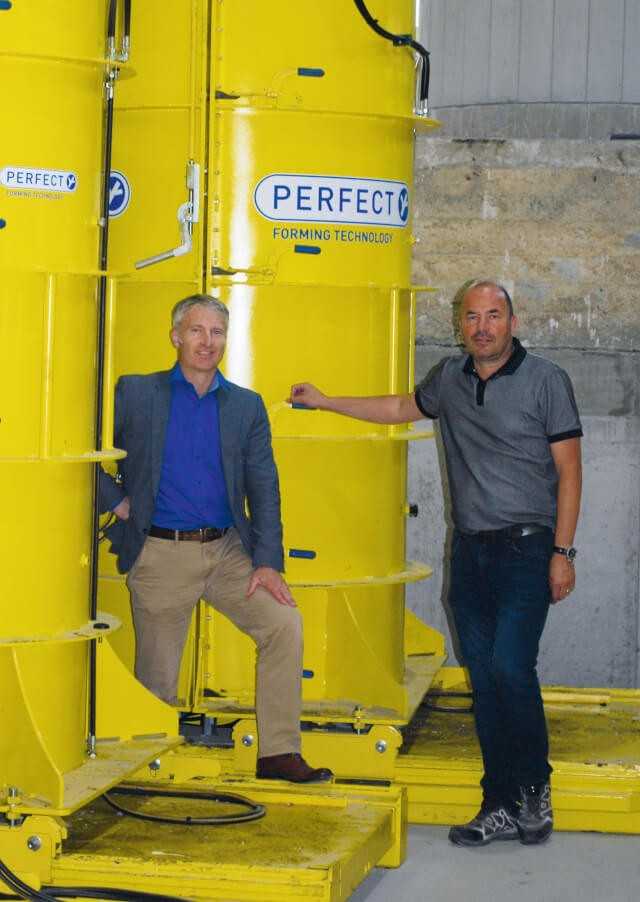 Die Investition in die Fertigungstechnik ist nicht zuletzt das Ergebnis einer langjährigen und vertrauensvollen Zusammen- arbeit zwischen Beton Müller und der Firma Schlüsselbauer, personifiziert von Joachim Strack (rechts) und Christian Weinberger. Die Investition in die Fertigungstechnik ist nicht zuletzt das Ergebnis einer langjährigen und vertrauensvollen Zusammen- arbeit zwischen Beton Müller und der Firma Schlüsselbauer, personifiziert von Joachim Strack (rechts) und Christian Weinberger.