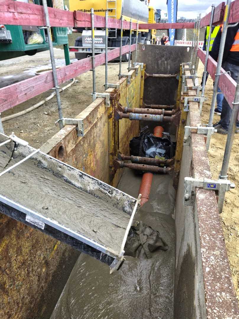Flüssigboden im Praxistest: Der Deichbau mit Flüssigboden ist eines der vielen Anwendungsbeispiele dieses ZFSV. | Foto: Dr.- Ing. Bernd Wagner (AGFW) Flüssigboden im Praxistest: Der Deichbau mit Flüssigboden ist eines der vielen Anwendungsbeispiele dieses ZFSV. | Foto: Dr.- Ing. Bernd Wagner (AGFW)