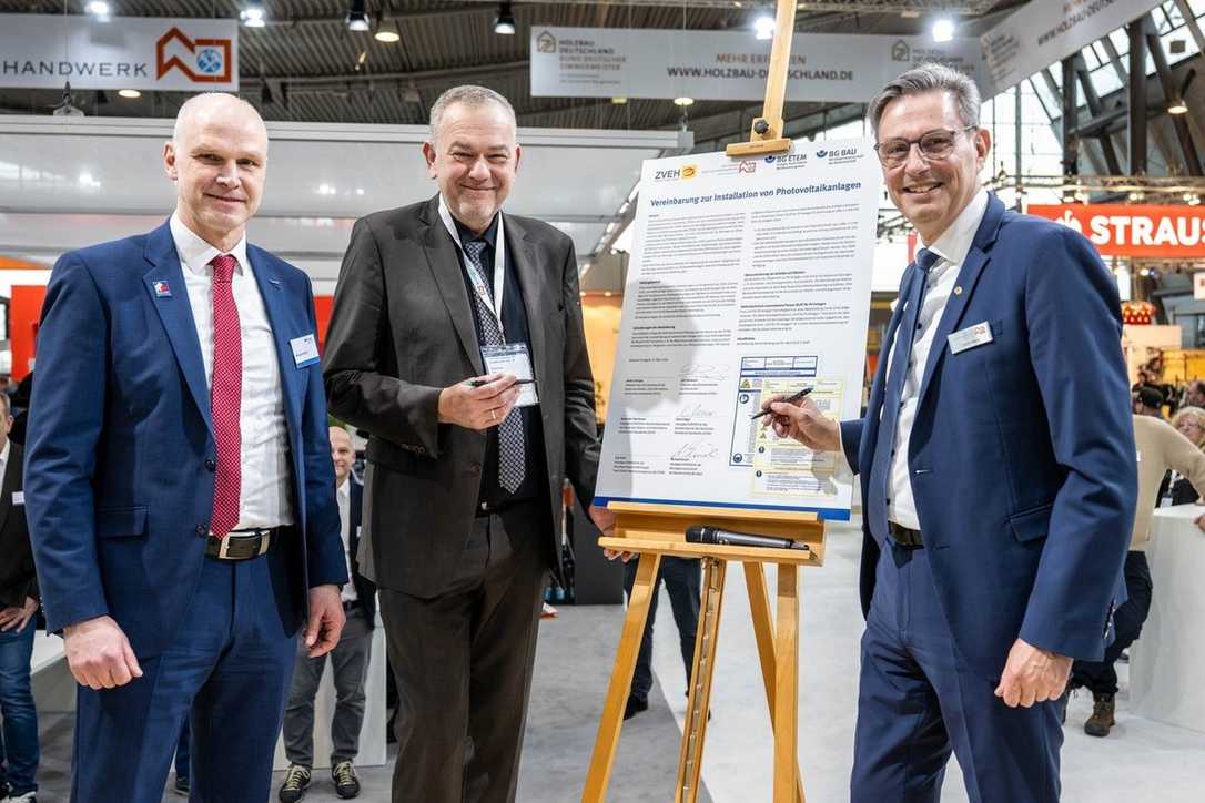 PV-Vereinbarung: Arbeiten an Photovoltaik-Anlagen auf Dächern nur mit Absturzsicherung PV-Vereinbarung: Arbeiten an Photovoltaik-Anlagen auf Dächern nur mit Absturzsicherung