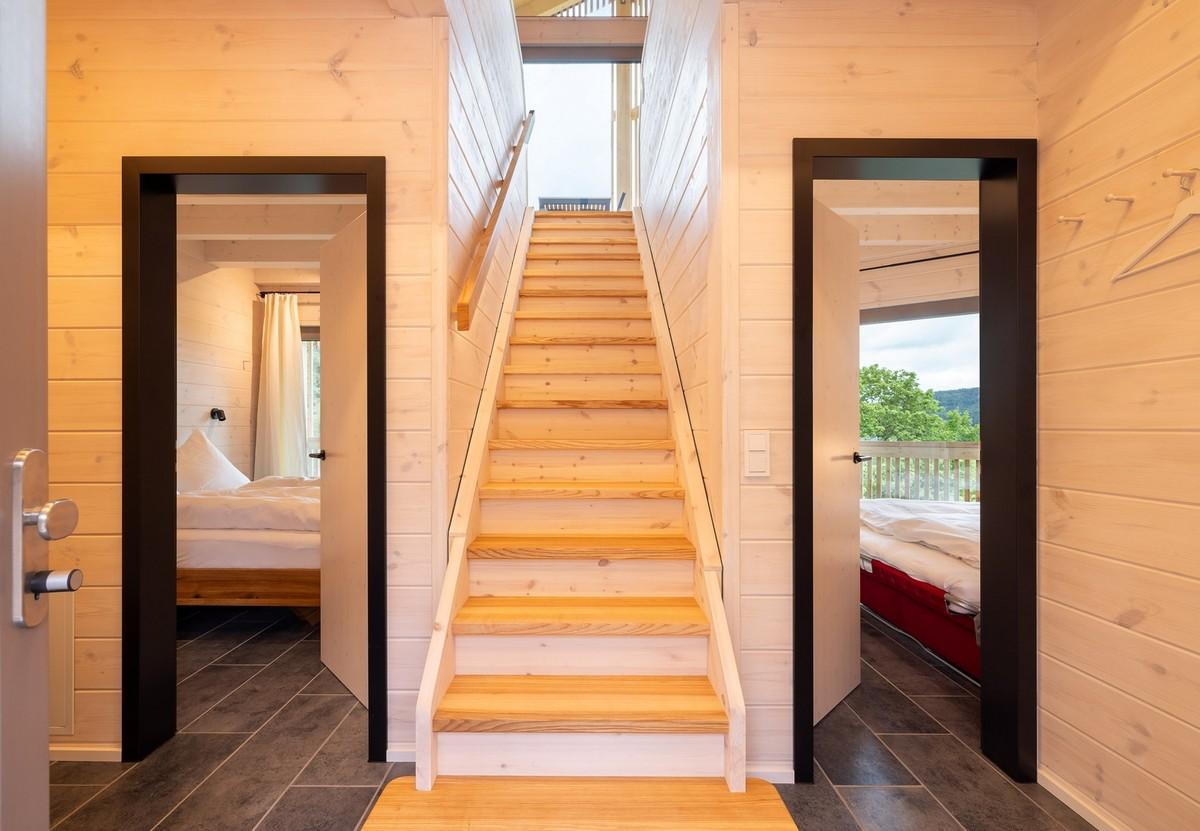 Blick in die Schlafräume: Eine Holztreppe führt ins obere Geschoss. | Foto: Nikolay Kazakov Blick in die Schlafräume: Eine Holztreppe führt ins obere Geschoss. | Foto: Nikolay Kazakov