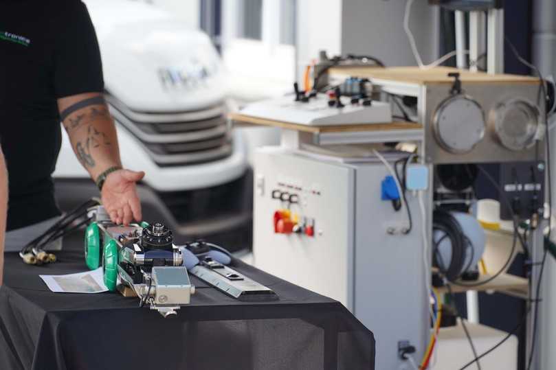 Premiere der Version 2.0 des eCutters EF 150: Erstmals wurde die neue Version des elektrischen Fräsroboters einem breiten Publikum präsentiert. | Foto: Pipetronics Premiere der Version 2.0 des eCutters EF 150: Erstmals wurde die neue Version des elektrischen Fräsroboters einem breiten Publikum präsentiert. | Foto: Pipetronics