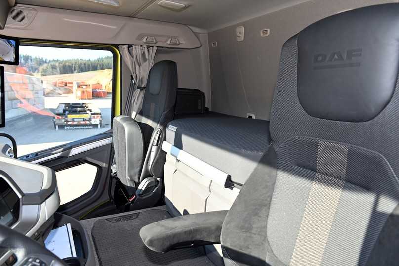 Der Beifahrer-Klappsitz im XD gibt den Blick durch das zusätzliche Türfenster frei. | Foto: Quatex Der Beifahrer-Klappsitz im XD gibt den Blick durch das zusätzliche Türfenster frei. | Foto: Quatex