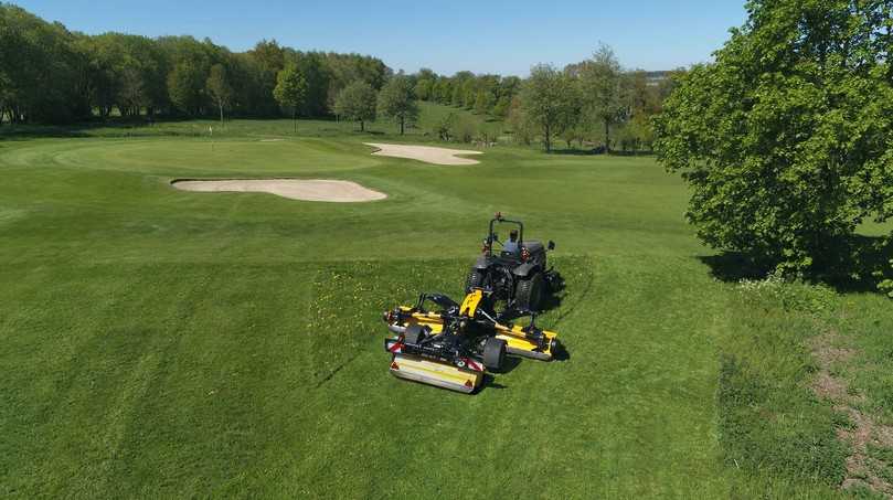 Mehr Arbeitsbreite mit dem MU-E/F-Vario 360 beim Einsatz auf dem Fairway. | Foto: Müthing Mehr Arbeitsbreite mit dem MU-E/F-Vario 360 beim Einsatz auf dem Fairway. | Foto: Müthing