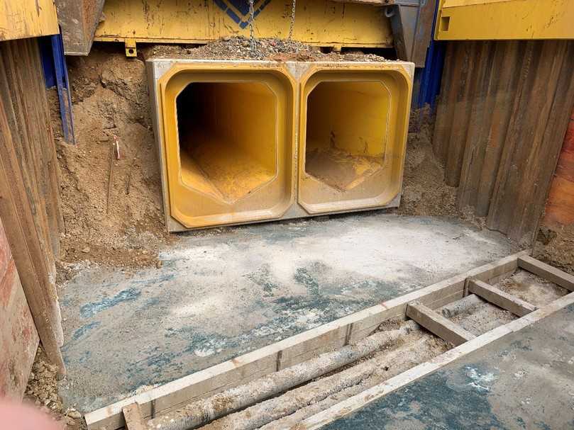 Dieses Glasfaserleitungspaket wurde in geringerer Tiefenlage angetroffen, als dies im Vorfeld angegeben war, und machte eine Umplanung erforderlich. | Foto: WVER Dieses Glasfaserleitungspaket wurde in geringerer Tiefenlage angetroffen, als dies im Vorfeld angegeben war, und machte eine Umplanung erforderlich. | Foto: WVER