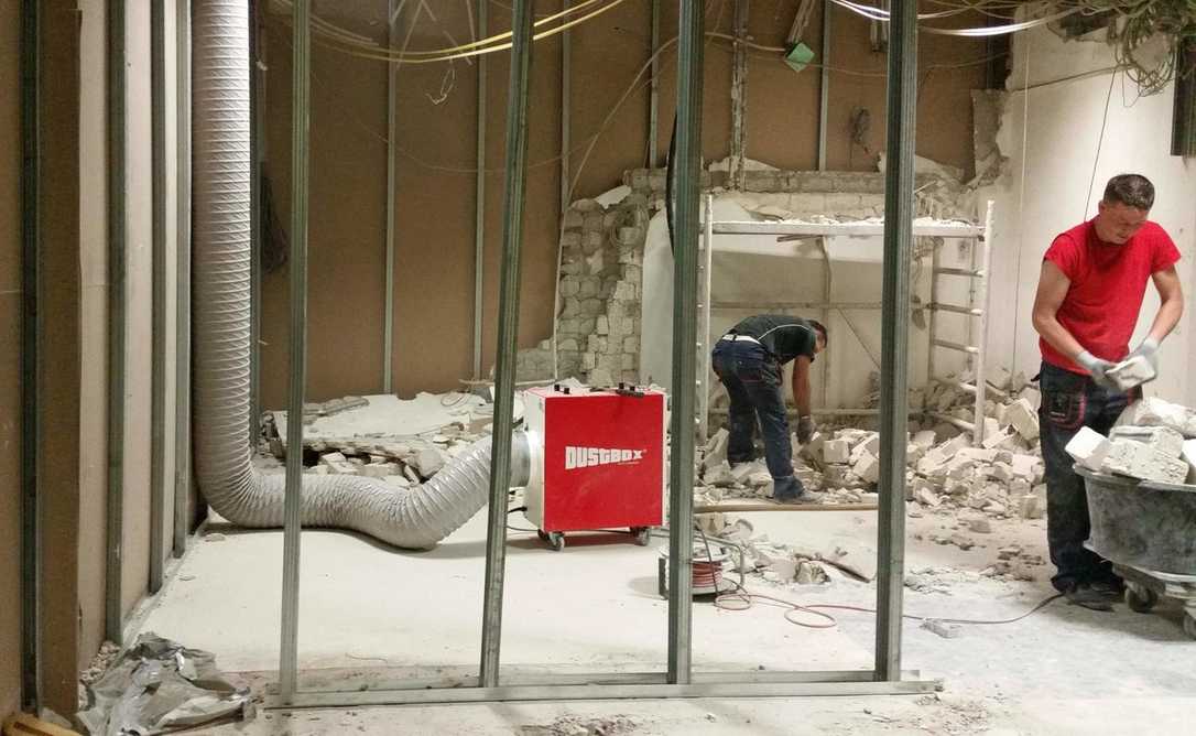 Gefördert von der BG Bau: Neue Staubabsaugung "Dustbox" für die Baustelle Gefördert von der BG Bau: Neue Staubabsaugung "Dustbox" für die Baustelle