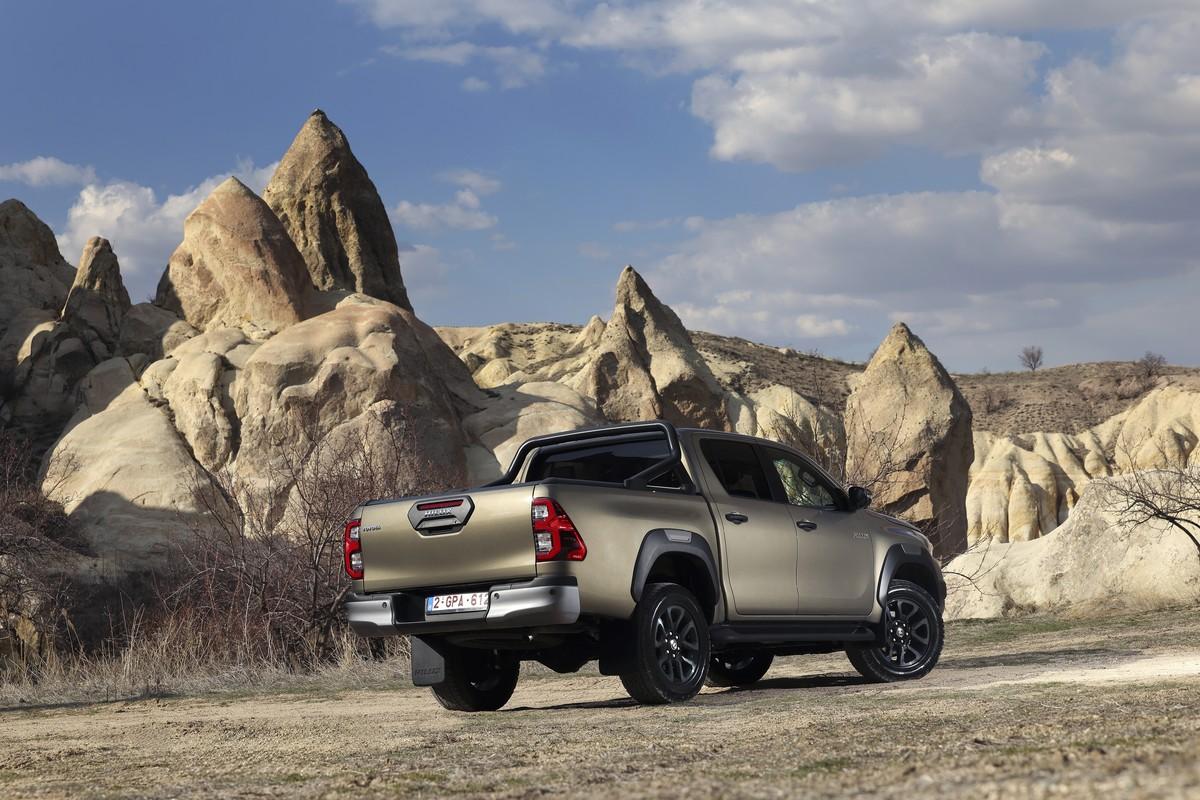 Die Komponenten für den Hybridantrieb ließen sich in die bestehende Fahrzeugstruktur integrieren, so dass Grundkonzept und Abmessungen unverändert blieben. | Foto: Toyota Die Komponenten für den Hybridantrieb ließen sich in die bestehende Fahrzeugstruktur integrieren, so dass Grundkonzept und Abmessungen unverändert blieben. | Foto: Toyota