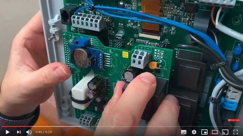 Nachrüstung des GSM-Modems in eine HighLogo-Steuerung durch qualifiziertes Personal – das YouTube-Video „Einbau & Inbetriebnahme GSM-Modem“ zeigt, wie es geht. | Foto: Pentair Jung Pumpen Nachrüstung des GSM-Modems in eine HighLogo-Steuerung durch qualifiziertes Personal – das YouTube-Video „Einbau & Inbetriebnahme GSM-Modem“ zeigt, wie es geht. | Foto: Pentair Jung Pumpen