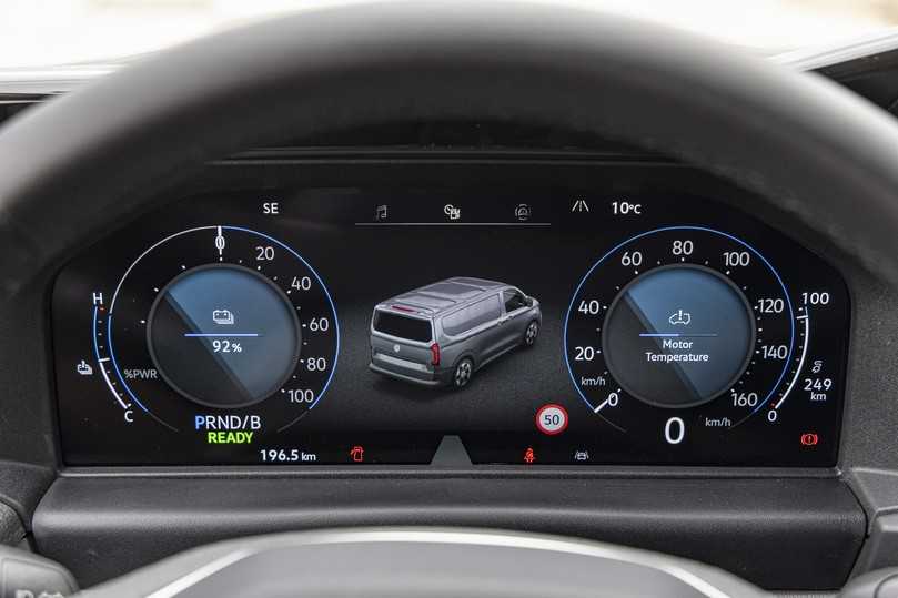 Das Fahrerinformationsdisplay misst zwölf Zoll und zeigt alles Wichtige auf einen Blick an. | Foto: VW Nutzfahrzeuge Das Fahrerinformationsdisplay misst zwölf Zoll und zeigt alles Wichtige auf einen Blick an. | Foto: VW Nutzfahrzeuge