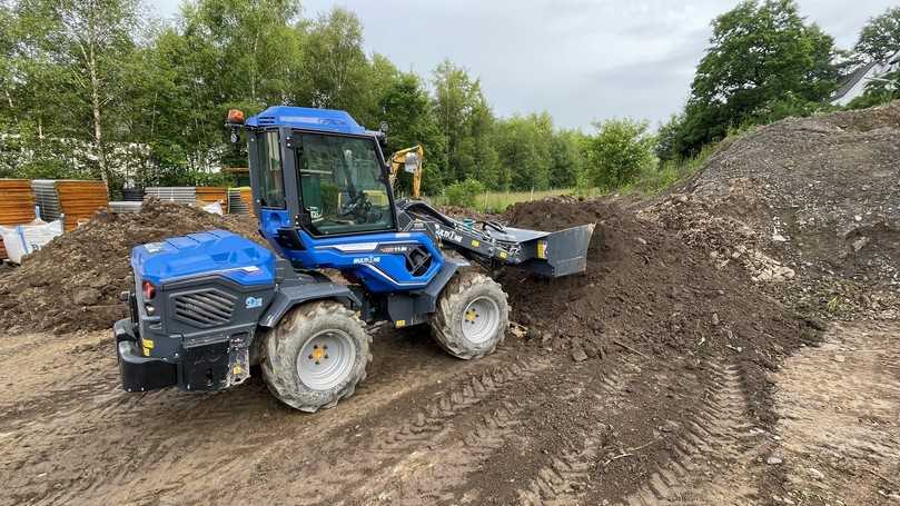 Mit Schaufel ausgestattet, leistet der MultiOne-Lader 11.9 im GaLaBau-Unternehmen von Björn Henze im Sauerland wertvolle Arbeit. | Foto: Multione Mit Schaufel ausgestattet, leistet der MultiOne-Lader 11.9 im GaLaBau-Unternehmen von Björn Henze im Sauerland wertvolle Arbeit. | Foto: Multione