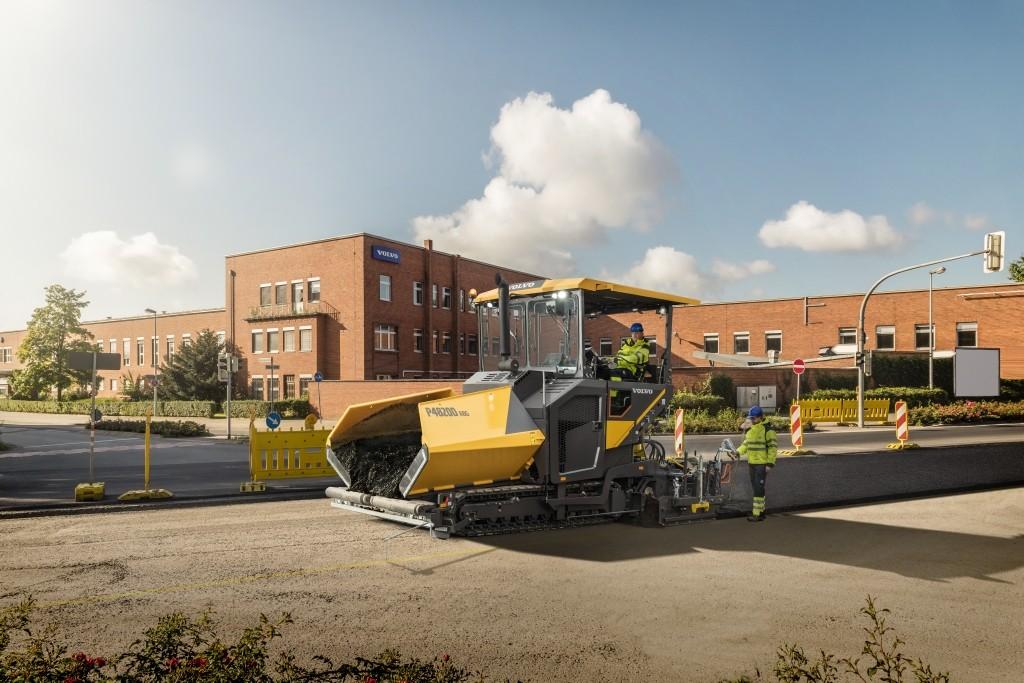 Von den ehemaligen AEG-Gebäuden an der Hamelner Kuhbrückenstraße grüßt seit einigen Jahren das Volvo-Logo. Durch die aktuellen Investitionen wird das Volvo-Werk noch moderner, die Straßenfertiger-Produktion effizienter und umweltfreundlicher. | Foto: Volvo CE Von den ehemaligen AEG-Gebäuden an der Hamelner Kuhbrückenstraße grüßt seit einigen Jahren das Volvo-Logo. Durch die aktuellen Investitionen wird das Volvo-Werk noch moderner, die Straßenfertiger-Produktion effizienter und umweltfreundlicher. | Foto: Volvo CE