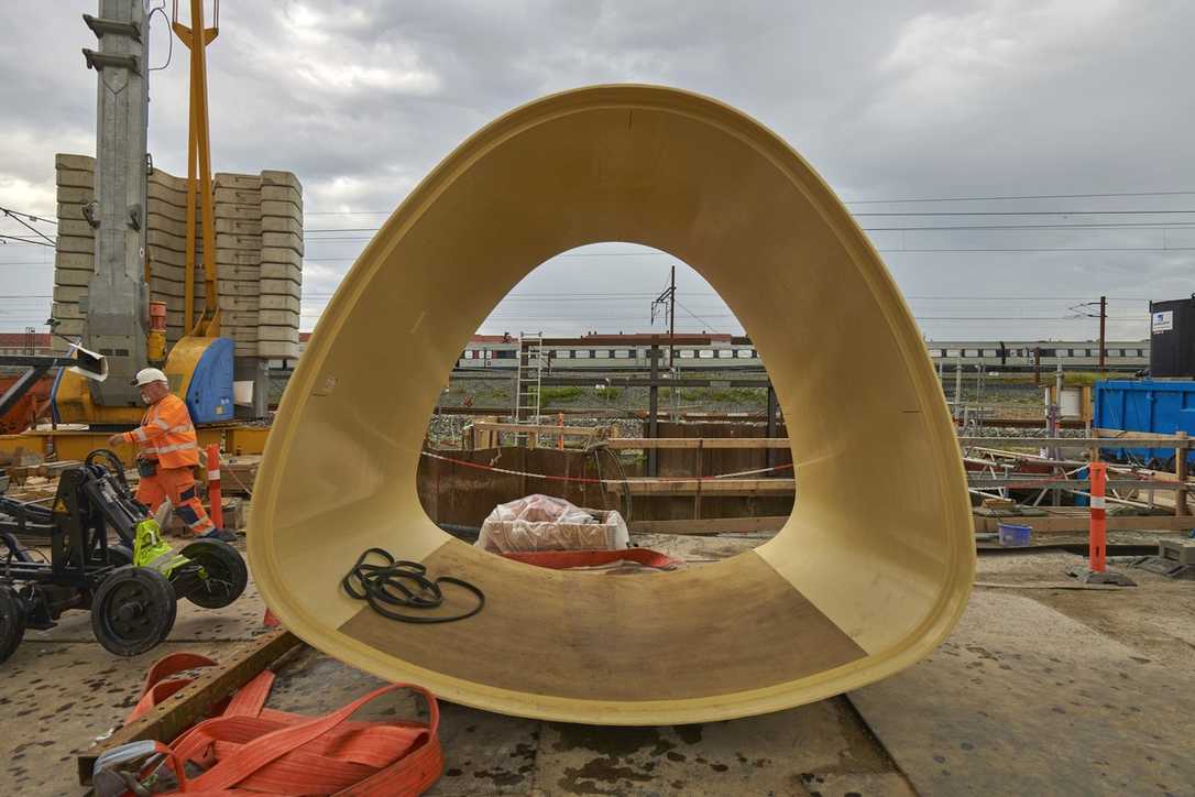 Mit XXL-GFK-Profilen in Kopenhagen unter Bahngleisen Mit XXL-GFK-Profilen in Kopenhagen unter Bahngleisen