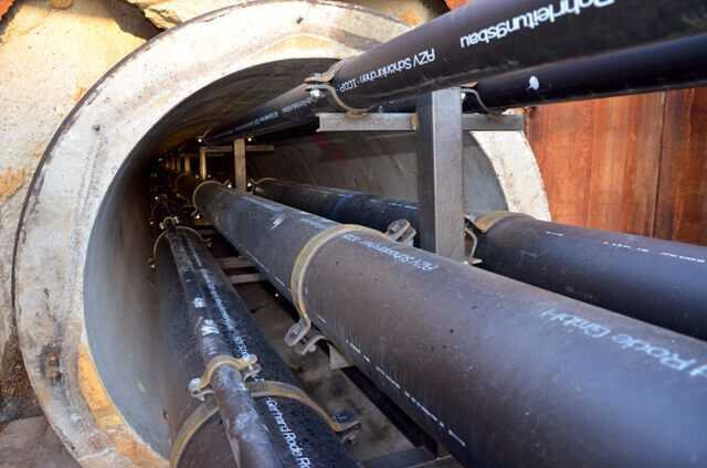 Der Rohrstrang verschwindet im Tunnel. Durch die oberen Leitungen wurde der Dämmer transportiert, mit dem die Hohlräume später verfüllt wurden. | Foto: bi/zu Eulenburg Der Rohrstrang verschwindet im Tunnel. Durch die oberen Leitungen wurde der Dämmer transportiert, mit dem die Hohlräume später verfüllt wurden. | Foto: bi/zu Eulenburg