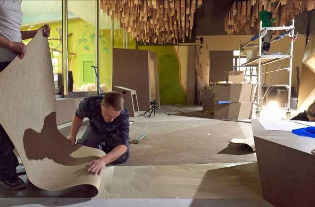 Bauarbeiten im Besucherbereich des Affenhauses: Die Furnierstreifen wurden einzeln an die Decke gehängt (hinten rechts). Wollen Mensch und Tier sich etwas näherkommen, gibt es dafür einen „Begegnungstunnel“ (hinten im Bild). Bauarbeiten im Besucherbereich des Affenhauses: Die Furnierstreifen wurden einzeln an die Decke gehängt (hinten rechts). Wollen Mensch und Tier sich etwas näherkommen, gibt es dafür einen „Begegnungstunnel“ (hinten im Bild).