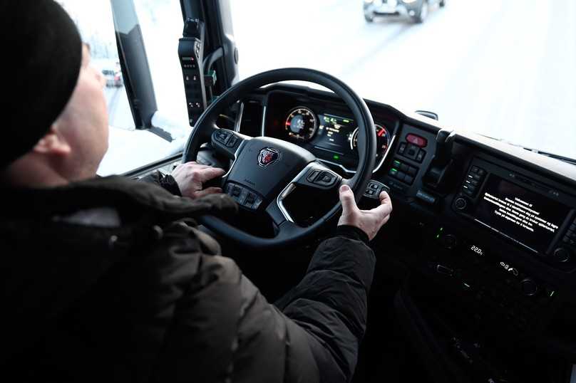 Auf winterlichen Straßen schaltet der Fahrer Motorbremse und Retarder besser ab und nutzt zum Verzögern die Betriebsbremse. | Foto: Quatex Auf winterlichen Straßen schaltet der Fahrer Motorbremse und Retarder besser ab und nutzt zum Verzögern die Betriebsbremse. | Foto: Quatex