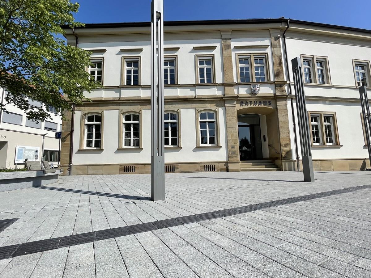 Vor dem Rathaus von Plankstadt kam auf rund 3.500 Quadratmetern das System mit dem Hochleistungsfugenfüllstoff zum Einsatz. | Foto: Beton-Pfenning Vor dem Rathaus von Plankstadt kam auf rund 3.500 Quadratmetern das System mit dem Hochleistungsfugenfüllstoff zum Einsatz. | Foto: Beton-Pfenning