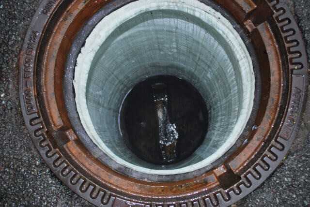 Blick in einen sanierten Schacht. Die Auskleidung des Gerinnes und die Anbindung der Zuläufe erfolgt nachträglich per Hand mit GFK-Laminat. Blick in einen sanierten Schacht. Die Auskleidung des Gerinnes und die Anbindung der Zuläufe erfolgt nachträglich per Hand mit GFK-Laminat.