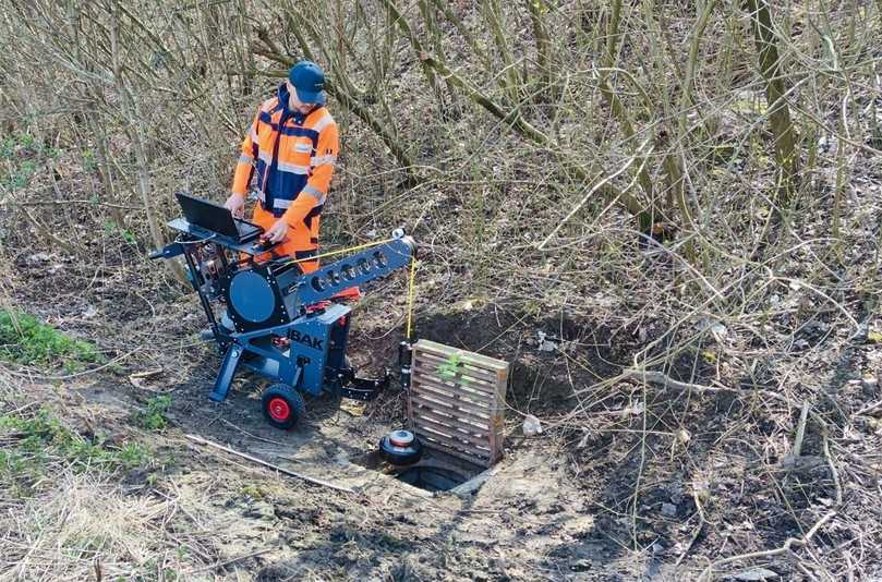 Schächte im Böschungsbereich der A 44 inspiziert Sanierungstechnik Dommel mit der Panoramo SI 4K auf dem mobilen Gestell, das über Akkus versorgt unabhängig von Stromanschlüssen ist. | Foto: IBAK Schächte im Böschungsbereich der A 44 inspiziert Sanierungstechnik Dommel mit der Panoramo SI 4K auf dem mobilen Gestell, das über Akkus versorgt unabhängig von Stromanschlüssen ist. | Foto: IBAK
