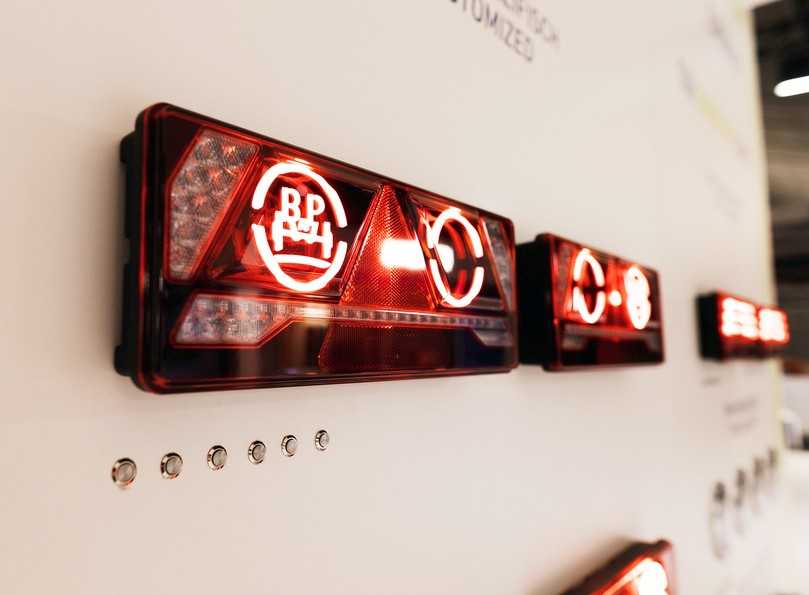 Die individualisierten Heckleuchten von Ermax rücken die Markenidentität in neues Licht. | Foto: BPW Die individualisierten Heckleuchten von Ermax rücken die Markenidentität in neues Licht. | Foto: BPW