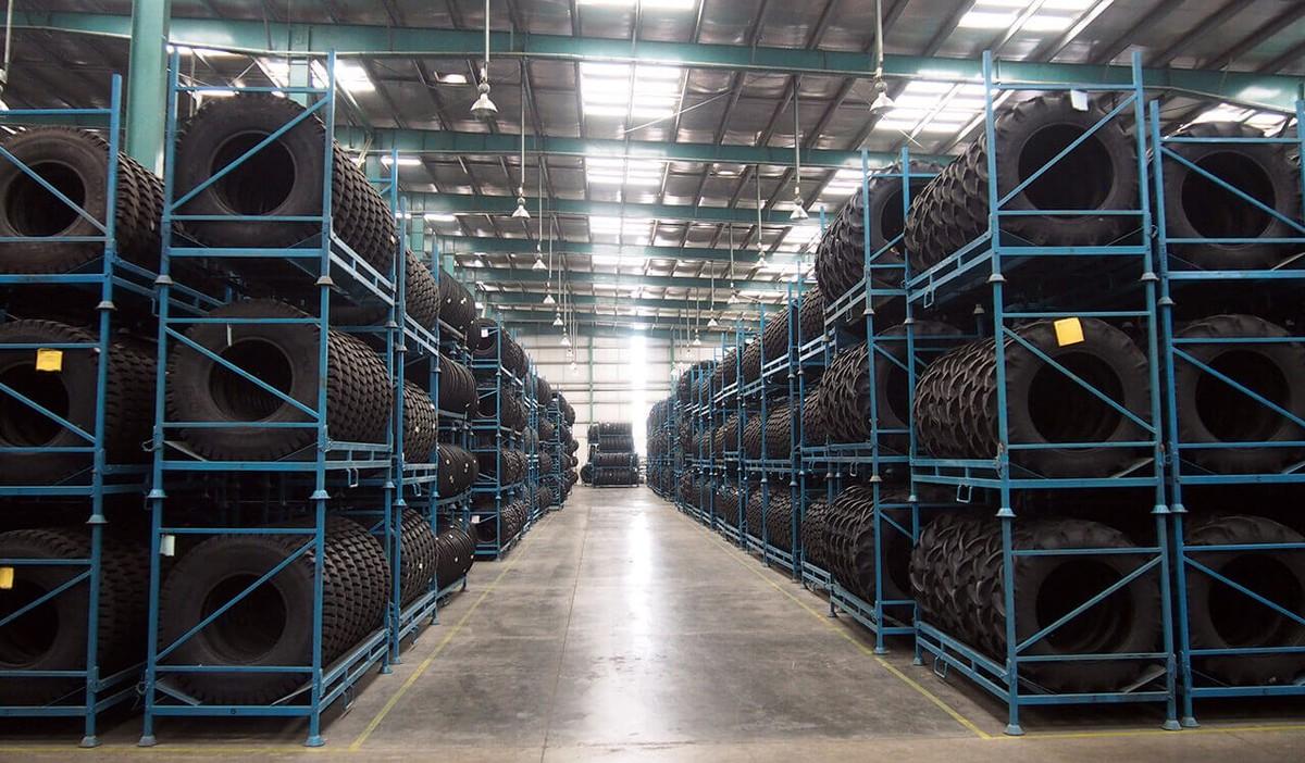 Zwei große Lager unterhält BKT in Bhuj. Von dort aus geht es in Container und in 90 Minuten zum Hafen von Mundra. | Foto: BKT