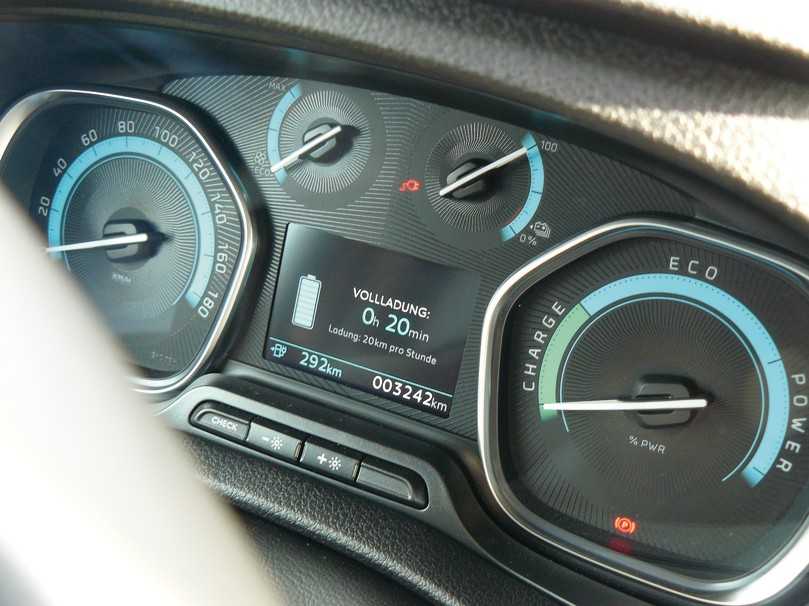 Opel Vivario-e: Instrumente mit blauen Skalen, rechts Powermeter statt Drehzahlmesser, oben links Stromverbrauch, daneben der Stromverbrauch von Heizung und Klimaanlage. | Foto: Randolf Unruh, Opel Opel Vivario-e: Instrumente mit blauen Skalen, rechts Powermeter statt Drehzahlmesser, oben links Stromverbrauch, daneben der Stromverbrauch von Heizung und Klimaanlage. | Foto: Randolf Unruh, Opel