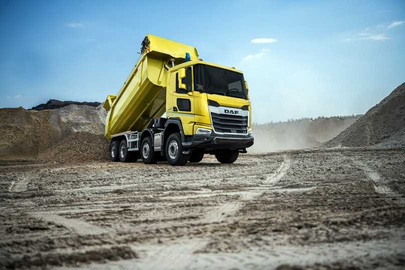 Der robuste Vierachser DAF XFC als Hinterkipper verfügt für schweren Offroad-Fahrten über eine Tandem-Achse mit Außenplanetengetriebe. | Foto: DAF Trucks Der robuste Vierachser DAF XFC als Hinterkipper verfügt für schweren Offroad-Fahrten über eine Tandem-Achse mit Außenplanetengetriebe. | Foto: DAF Trucks