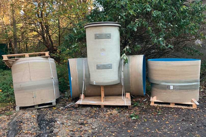 Bereit für die Installation: Die GFK-Rohre von Amiblu und einer der beiden GFK-Tangentialschächte. Rechts im Bild ist der Profilwechsel gut zu erkennen. | Foto: Bockermann Fritze Bereit für die Installation: Die GFK-Rohre von Amiblu und einer der beiden GFK-Tangentialschächte. Rechts im Bild ist der Profilwechsel gut zu erkennen. | Foto: Bockermann Fritze