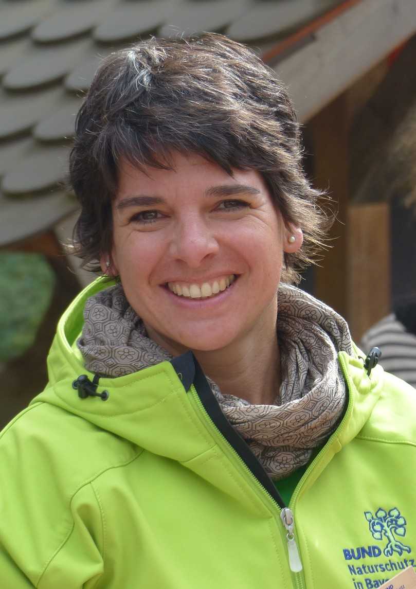 Dipl.-Ing. (Forst) Angela Burkhardt-Keller: „Die Begeisterung für Bäume hat mich zu einem Studium der Forstwirtschaft geführt. Beim BUND Naturschutz (BN) in Bayern e. V. beschäftige ich mich seit zehn Jahren mit dem Thema Baumschutz im Siedlungsraum und betreue die Baumschutzhotline des BN. Kontakt: stadtbaum@bund-naturschutz.de | Foto: BN Bayern Dipl.-Ing. (Forst) Angela Burkhardt-Keller: „Die Begeisterung für Bäume hat mich zu einem Studium der Forstwirtschaft geführt. Beim BUND Naturschutz (BN) in Bayern e. V. beschäftige ich mich seit zehn Jahren mit dem Thema Baumschutz im Siedlungsraum und betreue die Baumschutzhotline des BN. Kontakt: stadtbaum@bund-naturschutz.de | Foto: BN Bayern
