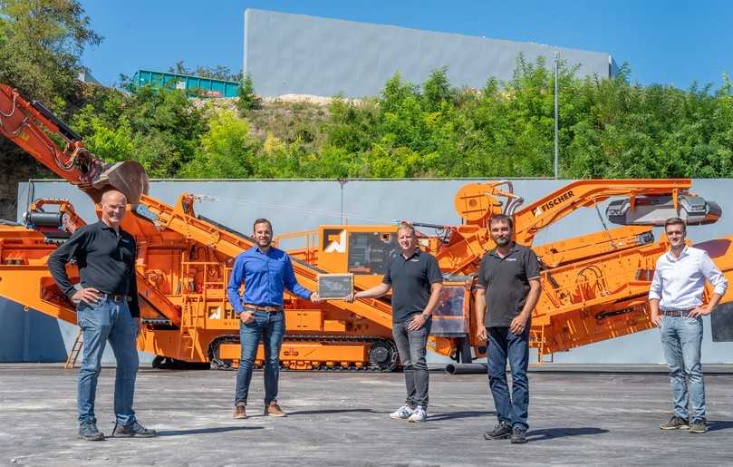 Bei der offiziellen Übergabe (von links nach rechts): Hans-Jörg Fischer, Marco Cammarata, Christoph Fischer, Björn Fentroß, Robin Laube (stellvertretender Betriebsleiter des Recyclingparks). | Foto: Gipo AG; Thomas Einberger, argum Bei der offiziellen Übergabe (von links nach rechts): Hans-Jörg Fischer, Marco Cammarata, Christoph Fischer, Björn Fentroß, Robin Laube (stellvertretender Betriebsleiter des Recyclingparks). | Foto: Gipo AG; Thomas Einberger, argum