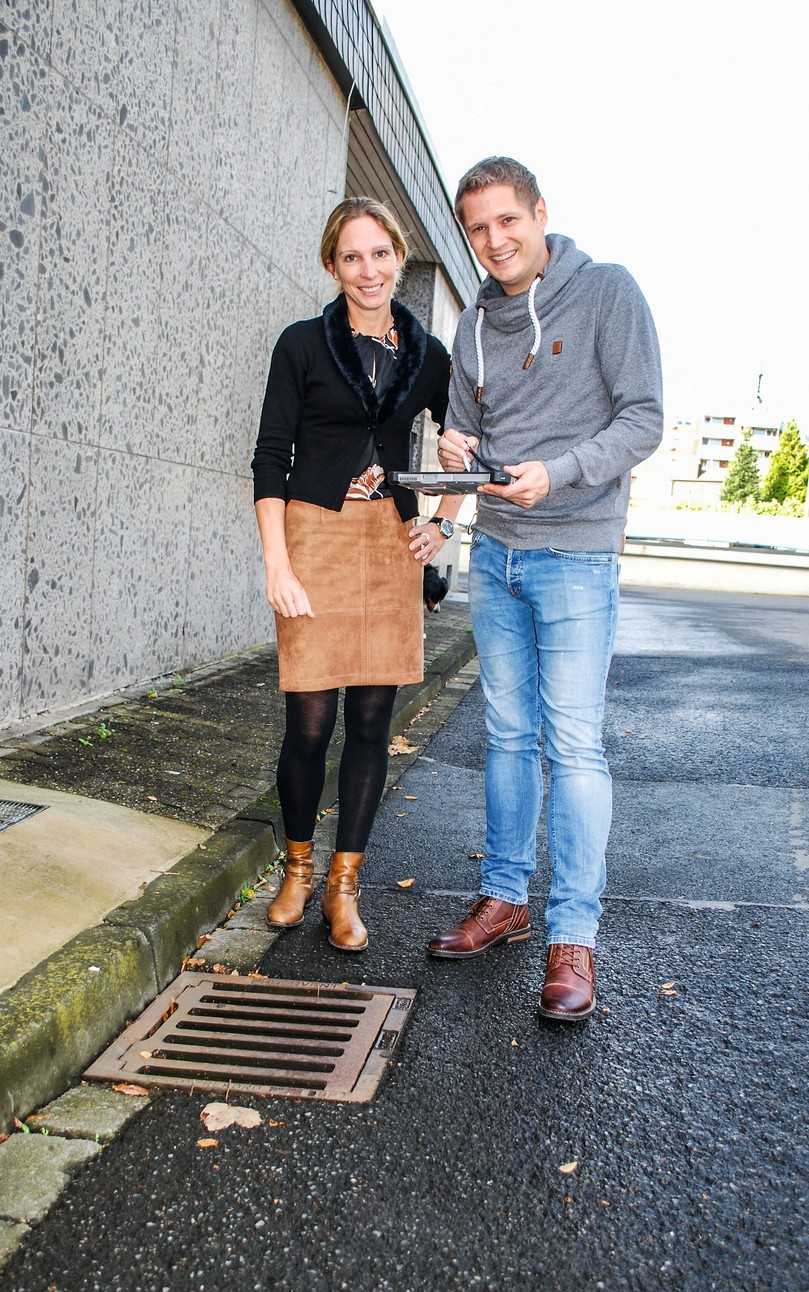 Für Daniela Fiege und Matthias Krölls liefern die Ergebnisse des Forschungsvorhabens wichtige Informationen für die in Lünen entwickelte und auf digitalen Daten basierten Strategie einer bedarfsgerechten Reinigung der Straßenabläufe. | Foto: B_I/zu Eulenburg Für Daniela Fiege und Matthias Krölls liefern die Ergebnisse des Forschungsvorhabens wichtige Informationen für die in Lünen entwickelte und auf digitalen Daten basierten Strategie einer bedarfsgerechten Reinigung der Straßenabläufe. | Foto: B_I/zu Eulenburg