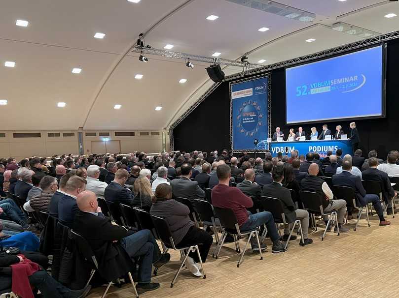 Geballtes Branchenwissen: Moderatorin Alexandra von Lingen fühlt beim VDBUM-Großseminar den Expert*innen in zwei hochkarätigen Talkrunden auf den Zahn. | Foto: VDBUM Geballtes Branchenwissen: Moderatorin Alexandra von Lingen fühlt beim VDBUM-Großseminar den Expert*innen in zwei hochkarätigen Talkrunden auf den Zahn. | Foto: VDBUM