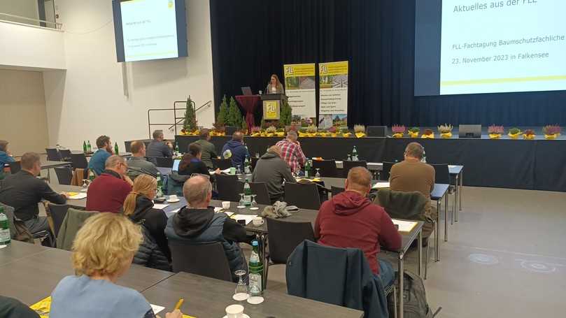 Zur Fachtagung mit dem Thema „Baumfachliche Baubegleitung" der Forschungsgesellschaft FLL kamen rund 150 Teilnehmer in die Stadthalle in Falkensee. Geschäftsführerin Lea Nollen war mit der Resonanz zufrieden. | Foto: B_I MEDIEN/Budde Zur Fachtagung mit dem Thema „Baumfachliche Baubegleitung" der Forschungsgesellschaft FLL kamen rund 150 Teilnehmer in die Stadthalle in Falkensee. Geschäftsführerin Lea Nollen war mit der Resonanz zufrieden. | Foto: B_I MEDIEN/Budde