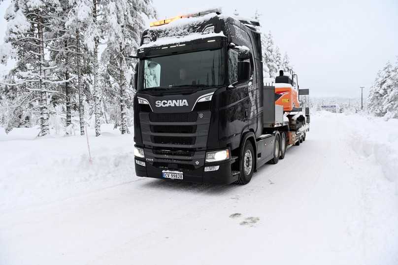 Das Flaggschiff Scania 770 S als Zugmaschine für einen Tieflader verfügt über die neue Highline XL-Kabine, die der Besatzung 30 cm mehr Länge beschert. | Foto: Quatex Das Flaggschiff Scania 770 S als Zugmaschine für einen Tieflader verfügt über die neue Highline XL-Kabine, die der Besatzung 30 cm mehr Länge beschert. | Foto: Quatex