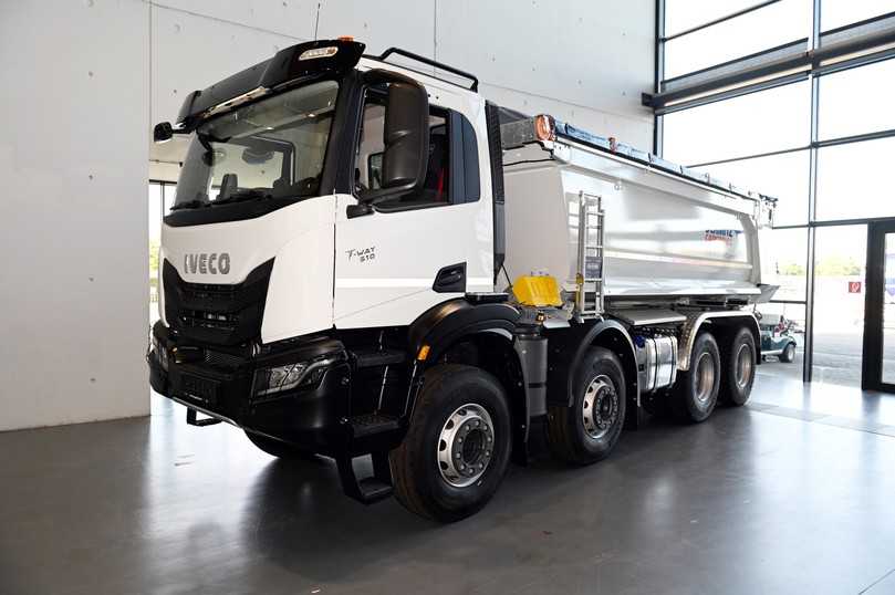 Brandneu und das erste Mal live zu sehen: Der Iveco T-Way 8x4 als Hinterkipper auf der Nufam 2021. | Foto: Quatex Brandneu und das erste Mal live zu sehen: Der Iveco T-Way 8x4 als Hinterkipper auf der Nufam 2021. | Foto: Quatex